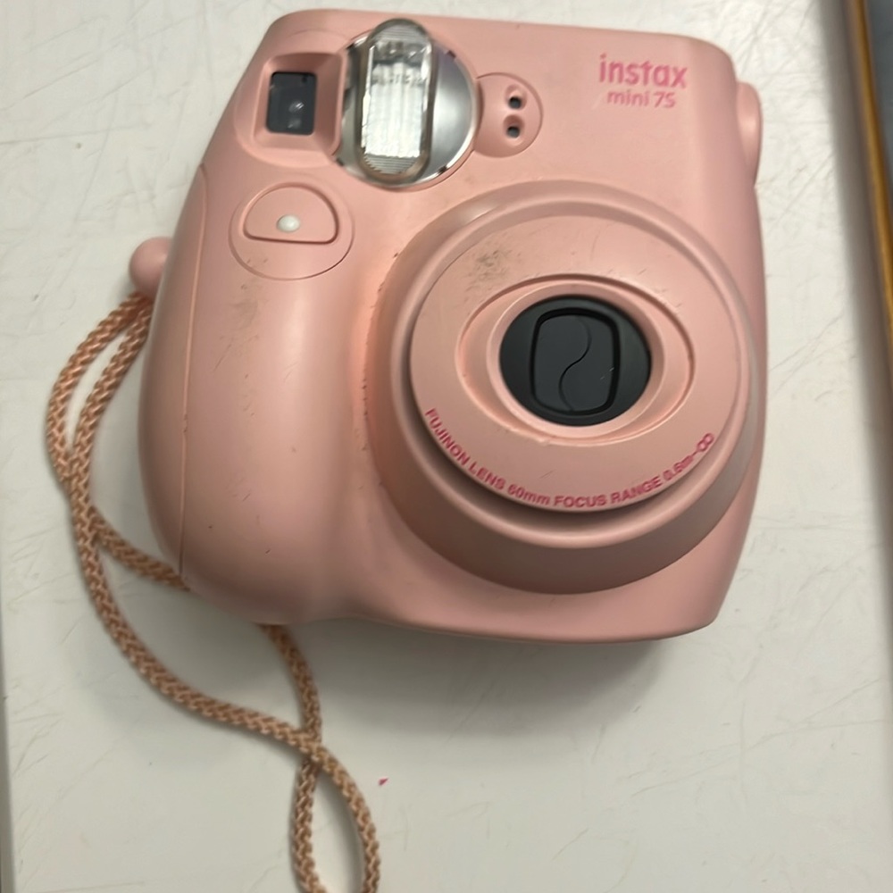 I’m selling a instax camera. No fujifilm